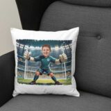 poduszka ze zdjęciem bramkarz – personalizowany prezent dla małego piłkarza. PODUSZKA TRZYMANA W REKACH