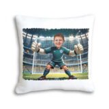 Personalizowana poduszka bramkarz ze zdjęciem dziecka w stroju piłkarskim z bramką w tle