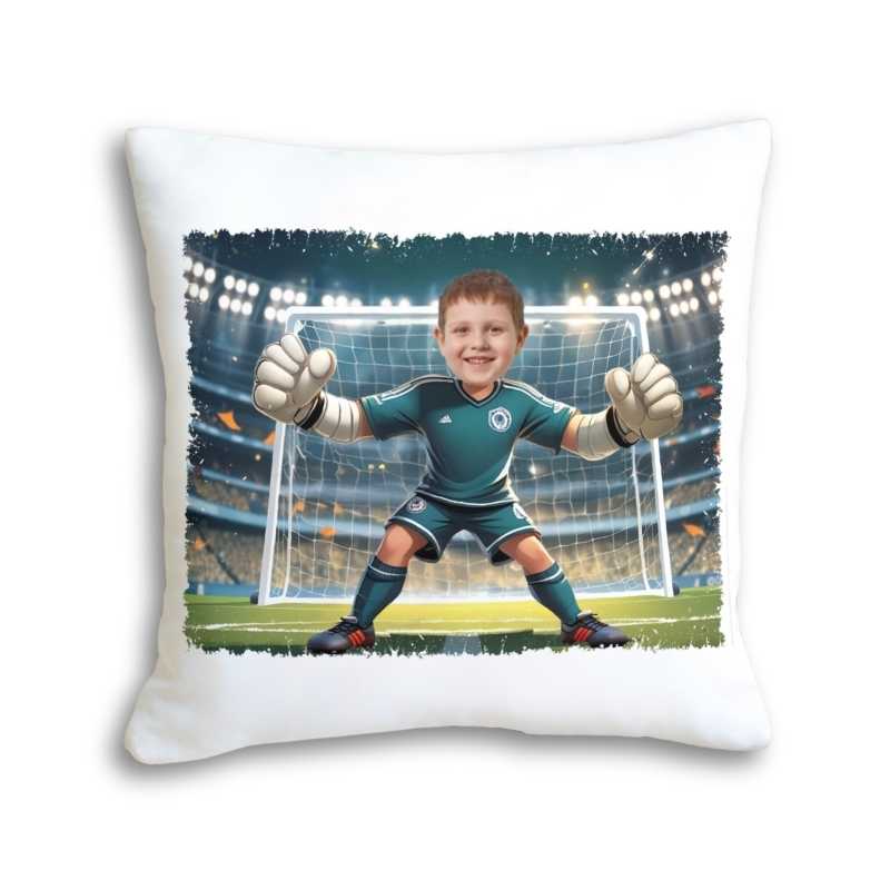 Personalizowana poduszka bramkarz ze zdjęciem dziecka w stroju piłkarskim z bramką w tle