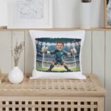 poduszka ze zdjęciem bramkarz – personalizowany prezent dla małego piłkarza. PODUSZKA TRZYMANA W REKACH