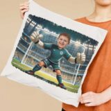 poduszka ze zdjęciem bramkarz – personalizowany prezent dla małego piłkarza. PODUSZKA TRZYMANA W REKACH