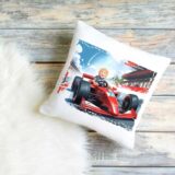 Personalizowana poduszka Formuła 1 ze zdjęciem dziecka w stroju kierowcy wyścigowego z bolidem F1
