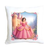 poduszka księżniczka ze zdjęciem Personalizowana poduszka dla dziewczynki – dziecko w sukni księżniczki na tle bajkowego zamku, z twarzą wkomponowaną w ilustrację