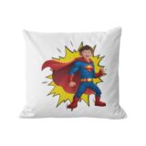 Personalizowana poduszka SUPERBOHATER z twarzą dziecka – unikalny prezent dla małych bohaterów, dostępna w różnych rozmiarach i materiałach.