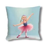 Poduszka baletnica ze zdjeciem dziecka – dziewczynka w pozie tanecznej na tle sceny