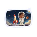 Personalizowana śniadaniówka z własnym zdjęciem ASTRONAUTA to doskonałe rozwiązanie dla każdego, kto chce dodać odrobinę wyjątkowości do swoich posiłków.