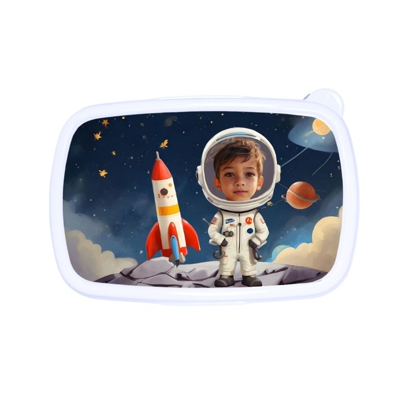 Personalizowana śniadaniówka z własnym zdjęciem ASTRONAUTA to doskonałe rozwiązanie dla każdego, kto chce dodać odrobinę wyjątkowości do swoich posiłków.