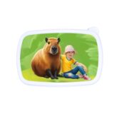 Śniadaniówka personalizowana Capibara z bajkową grafiką i twarzą Twojego dziecka. Dostępna w kolorze białym, niebieskim lub różowym!