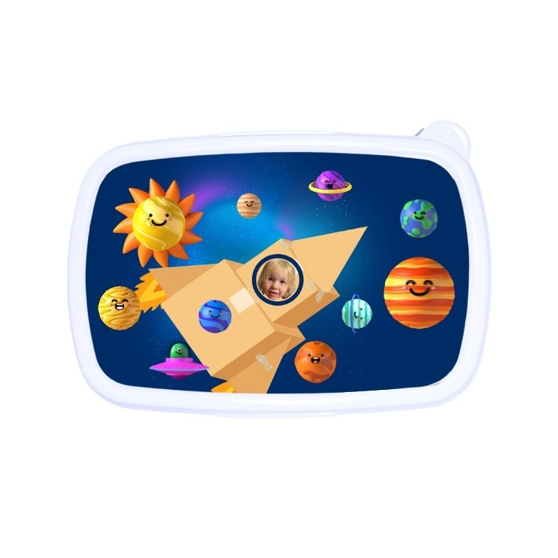 Personalizowana śniadaniówka z własnym zdjęciem KOSMOS to doskonałe rozwiązanie dla każdego, kto chce dodać odrobinę wyjątkowości do swoich posiłków.