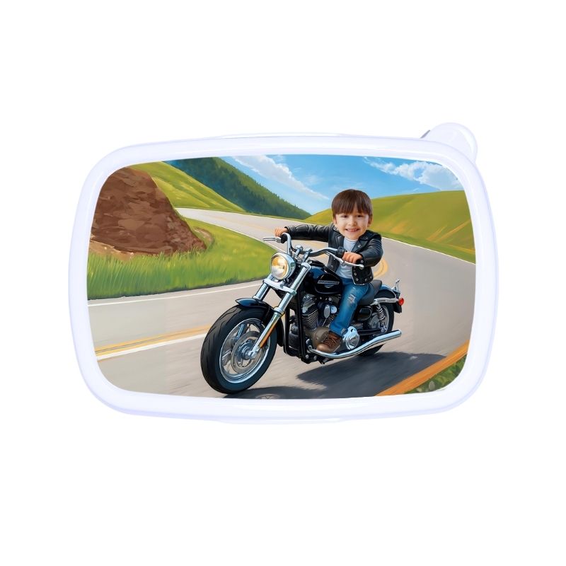 Personalizowana śniadaniówka z własnym zdjęciem MOTOR to doskonałe rozwiązanie dla każdego, kto chce dodać odrobinę wyjątkowości do swoich posiłków.