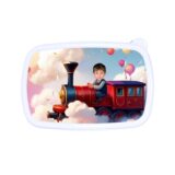 Śniadaniówka personalizowana LOKOMOTYWA z bajkową grafiką i twarzą Twojego dziecka. Dostępna w kolorze białym, niebieskim lub różowym!