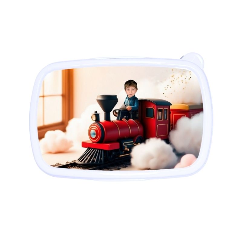 Śniadaniówka personalizowana LOKOMOTYWA POCIĄG z bajkową grafiką i twarzą Twojego dziecka. Dostępna w kolorze białym, niebieskim lub różowym!