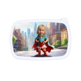 Śniadaniówka personalizowana SUPERBOHATERKA z bajkową grafiką i twarzą Twojego dziecka. Dostępna w kolorze białym, niebieskim lub różowym!