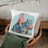 Personalizowana poduszka HIPOPOTAM – unikalny prezent ze zdjęciem! Wybierz miękką mikrofibrę lub plusz, rozmiar 40x40 cm lub 45x45 cm, oraz jednostronny lub dwustronny nadruk. Stwórz wyjątkowy upominek, który oczaruje każdego!