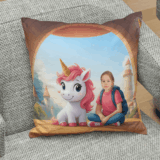 Personalizowana poduszka Wieża Jednorożców – dziecko i jednorożec siedzą na szczycie magicznej wieży, idealny prezent dla dziewczynki.