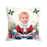 Poduszka dla maluszka w stroju Mikołaja – urocza dekoracyjna poduszka na Boże Narodzenie! Idealny prezent, który wnosi świąteczny klimat i radość do pokoju dziecka.