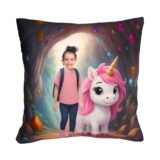 Poduszka z jednorożcem i zdjęciem. Personalizowana poduszka Jednorożec z imieniem, z grafiką z książki "W Krainie Jednorożców", zdjęciem dziecka i bajkowym motywem.
