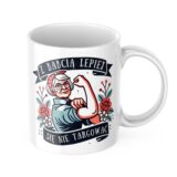 Kubek Z Babcią Lepiej Się Nie Targować z grafiką silnej babci, która z dumą pokazuje mięśnie. Idealny prezent na Dzień Babci.