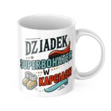 Kubek Dziadek Superbohater w Kapciach z kolorowym napisem, grafiką kapci i peleryny. Idealny prezent na Dzień Dziadka.
