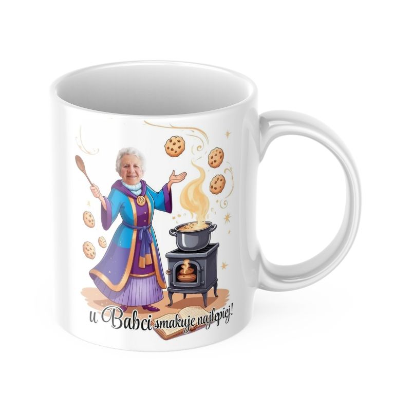 Kubek U Babci Smakuje Najlepiej z kolorową grafiką Babci przy piecu i ciasteczkami oraz możliwością personalizacji zdjęciem. Idealny prezent na Dzień Babci.