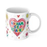 Kubek Laurka Serce Kocham Cię Dziadku z rysunkowym sercem i napisem, otoczony kolorowymi motywami kwiatów, słońc i gwiazdek. Idealny prezent na Dzień Dziadka.