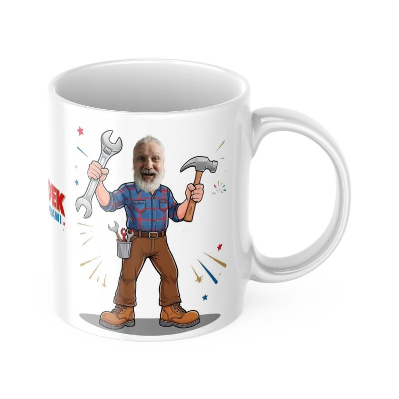 Kubek Dziadek który wszystko naprawi z grafiką Dziadka trzymającego narzędzia i możliwością personalizacji zdjęciem. Idealny prezent na Dzień Dziadka.