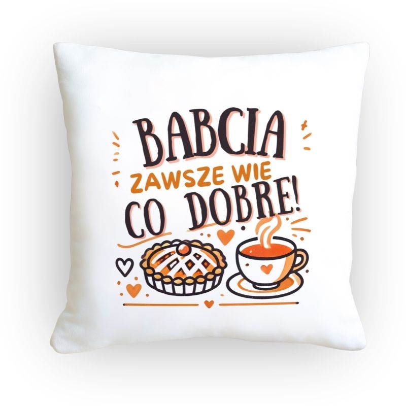 Poduszka dla Babci z napisem „Babcia wie, co dobre”, ozdobiona grafiką kawy i ciasta, leżąca na jasnym futrze i drewnianym tle.