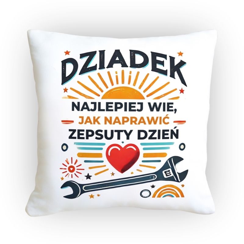 Poduszka dla dziadka z napisem najlepiej wie jak naprawić zepsuty dzień, ozdobiona grafiką narzędzi, serca i słońca, na białym tle.