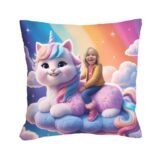 Personalizowana poduszka kociorożec z grafiką bajkową i zdjęciem dziecka na tle chmur i tęczy. Idealny prezent dla dziecka, pełen magii i radości.