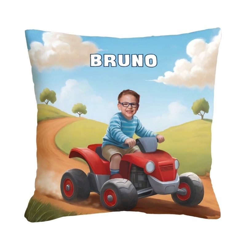 Personalizowana poduszka Mały Quad z grafiką bajkową i zdjęciem dziecka na tle wiejskiego krajobrazu. Idealny prezent dla małego miłośnika przygód.
