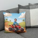 Personalizowana poduszka Mały Quad z grafiką bajkową i zdjęciem dziecka na tle wiejskiego krajobrazu. Idealny prezent dla małego miłośnika przygód.