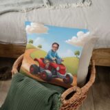 Personalizowana poduszka Mały Quad z grafiką bajkową i zdjęciem dziecka na tle wiejskiego krajobrazu. Idealny prezent dla małego miłośnika przygód.