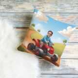 Personalizowana poduszka Mały Quad z grafiką bajkową i zdjęciem dziecka na tle wiejskiego krajobrazu. Idealny prezent dla małego miłośnika przygód.