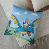 Personalizowana poduszka Pterodaktyl z grafiką bajkową i zdjęciem dziecka, przedstawiająca dziecko na grzbiecie latającego dinozaura. Idealny prezent dla małego miłośnika prehistorii.