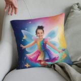 Personalizowana poduszka Tęczowa Wróżka z grafiką bajkową i zdjęciem dziecka na tle tęczy i magicznych motyli. Idealny prezent dla małej księżniczki.