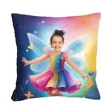 Personalizowana poduszka Tęczowa Wróżka z grafiką bajkową i zdjęciem dziecka na tle tęczy i magicznych motyli. Idealny prezent dla małej księżniczki.