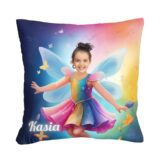 Personalizowana poduszka Tęczowa Wróżka z grafiką bajkową i zdjęciem dziecka na tle tęczy i magicznych motyli. Idealny prezent dla małej księżniczki.