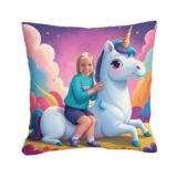 Personalizowana poduszka dla dziecka jednorożec to idealny prezent który zachwyci Twoich bliskich i otuli komfortem podczas snu.