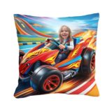 Personalizowana poduszka WYŚCIG z grafiką bajkową i zdjęciem dziecka w wyścigówie. Idealny prezent dla małego miłośnika przygód.