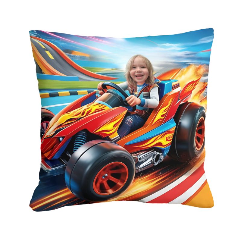 Personalizowana poduszka WYŚCIG z grafiką bajkową i zdjęciem dziecka w wyścigówie. Idealny prezent dla małego miłośnika przygód.