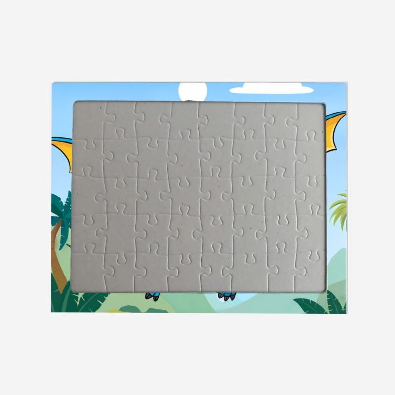 Personalizowane puzzle pterodaktyl z grafiką bajkowego dinozaura i zdjęciem dziecka na tle dżungli.