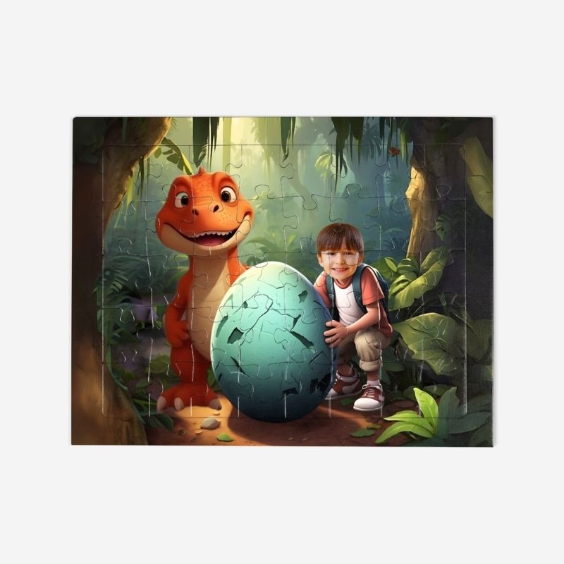 Puzzle Jajo Dinozaura – personalizowane puzzle ze zdjęciem dziecka w bajkowej scenerii dżungli z jajem dinozaura i przyjaznym dinozaurem.