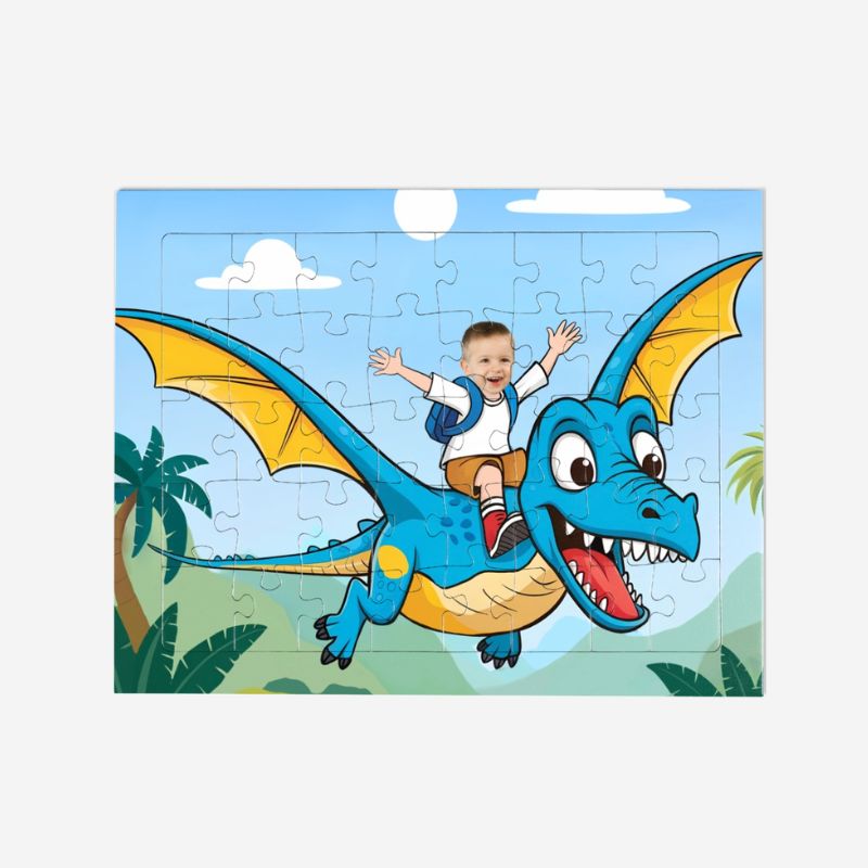 Personalizowane puzzle pterodaktyl z grafiką bajkowego dinozaura i zdjęciem dziecka na tle dżungli.