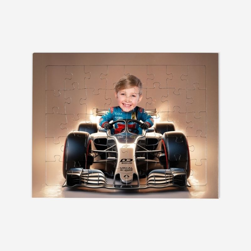 Puzzle Rajdowiec – personalizowane puzzle ze zdjęciem dziecka w scenerii wyścigowego samochodu.