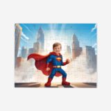 Personalizowane Puzzle super bohater to puzzle z dzieckiem w stroju superbohatera na tle miejskiej panoramy.
