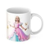 Personalizowany kubek dla dziewczynki z bajkową ilustracją księżniczki, imieniem i zdjęciem dziecka, otoczony motylami i kwiatami.