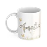 Personalizowany kubek dla dziewczynki z bajkową ilustracją księżniczki, imieniem i zdjęciem dziecka, otoczony motylami i kwiatami.