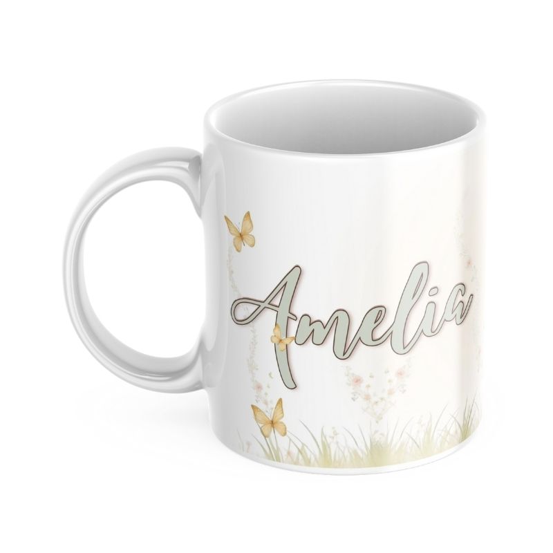 Personalizowany kubek dla dziewczynki z bajkową ilustracją księżniczki, imieniem i zdjęciem dziecka, otoczony motylami i kwiatami.