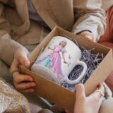 Personalizowany kubek dla dziewczynki z bajkową ilustracją księżniczki, imieniem i zdjęciem dziecka, otoczony motylami i kwiatami.