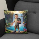 poduszka ze zdjęciem odkrywca – dziecko w dżungli na tle wodospadu
